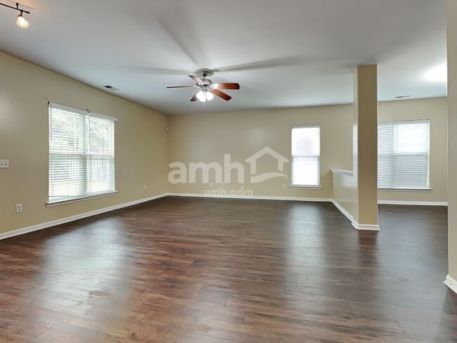 Building Photo - 137 Lake House Rd