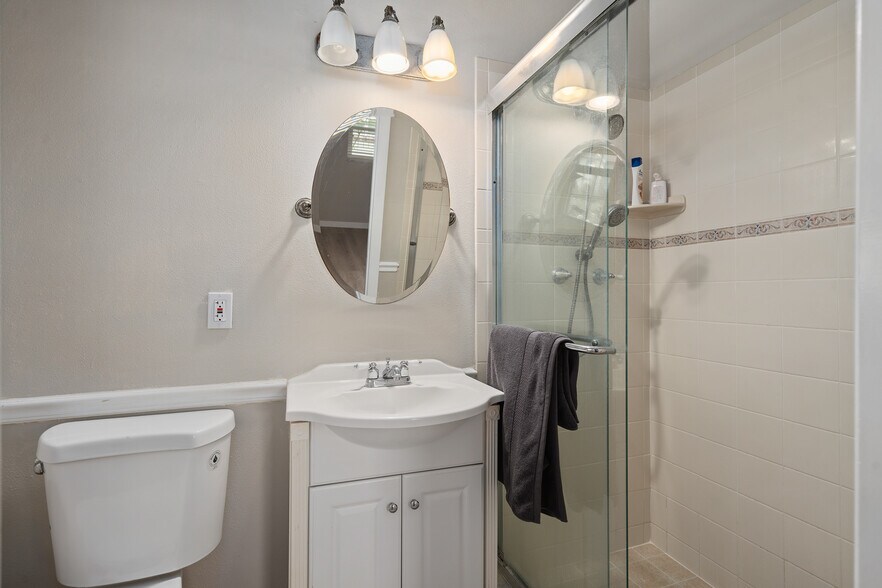 Building Photo - 3419 Seminole Dr