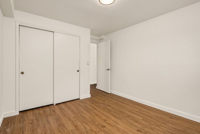 Building Photo - NEW, HIGH-END RENOVATED  1 bed / 1 bath at the Lydia in Ballard! In-Unit Laundry! 2 WEEKS FREE