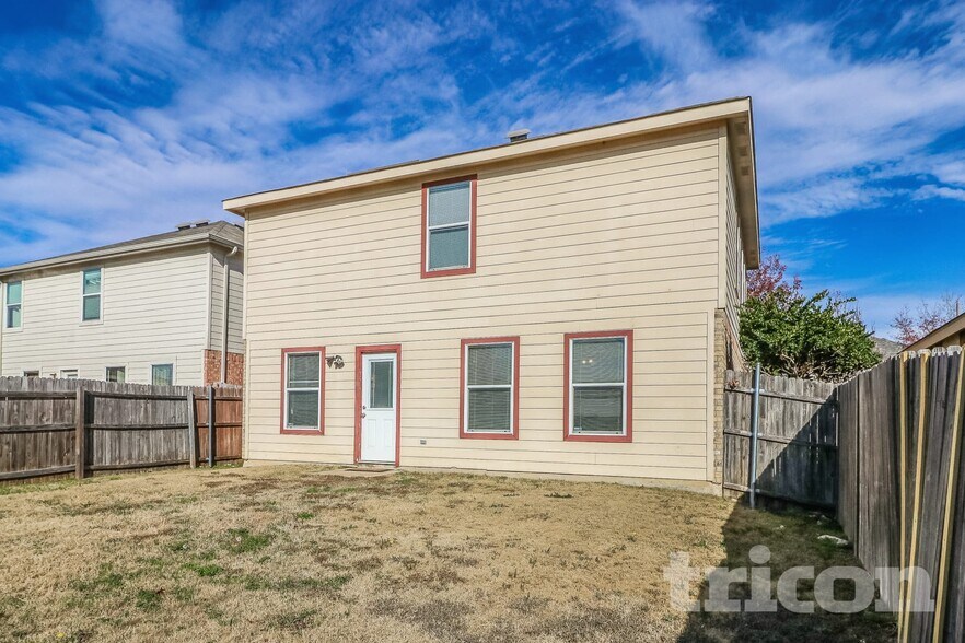 Building Photo - 4865 Waterford Dr