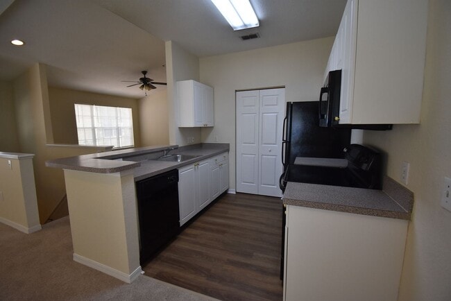 Building Photo - 1/1-Crescent Place at Lake Lotus! AVAILABLE NOW! Half off First FULL Month's Rent!