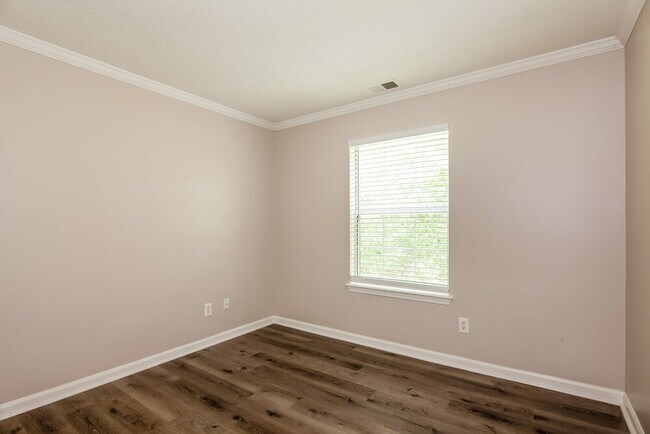 Building Photo - 10021 Northwoods Forest Dr