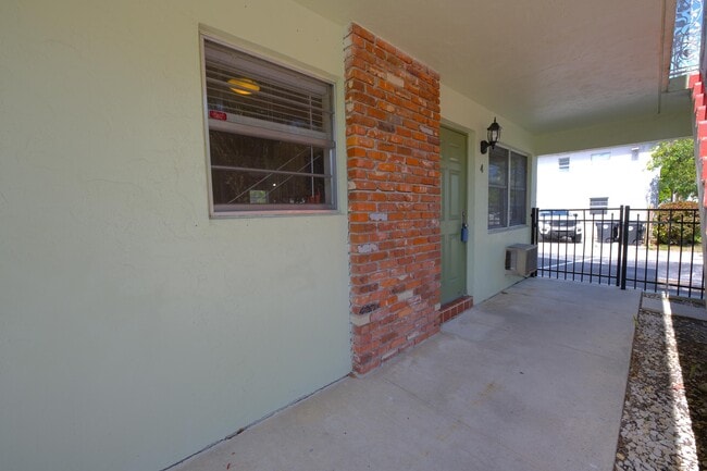 Building Photo - 220 Lucerne Ave