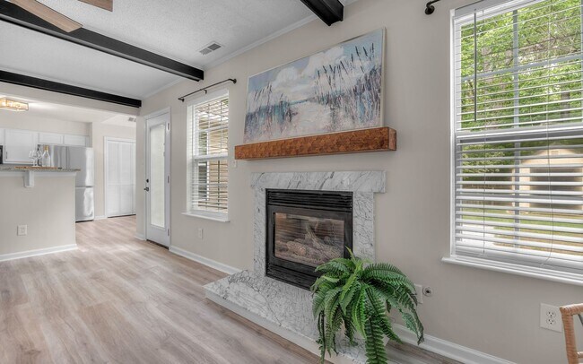 Building Photo - READY NOW!! 4-Bedroom Home w/Attached Garage! Pet Friendly - Fenced Backyard - MUST SEE!