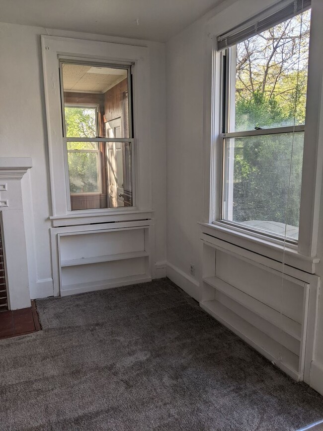 Building Photo - MOVE IN READY Apartment in the Heart of No...