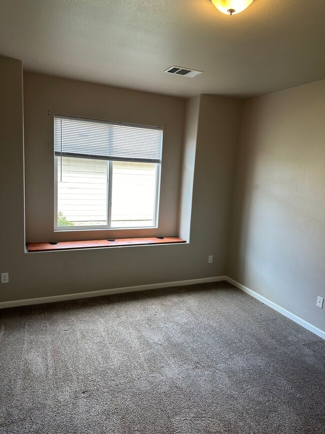 Building Photo - Mountain View Condo