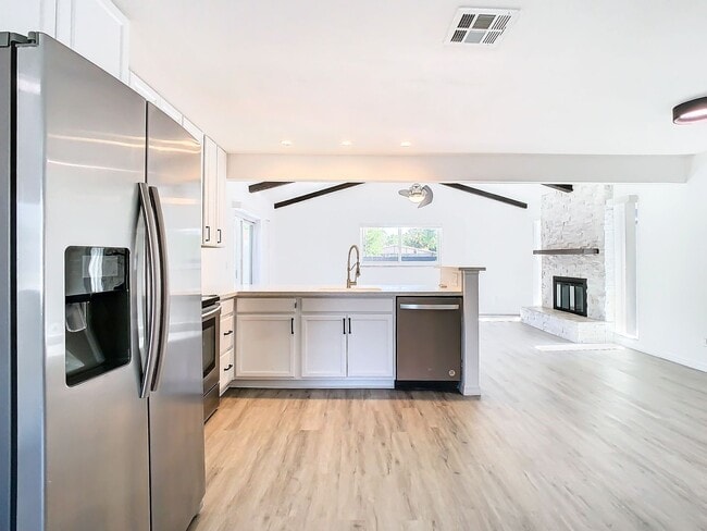 Building Photo - Stunning Rental Pool House in South St. Pe...