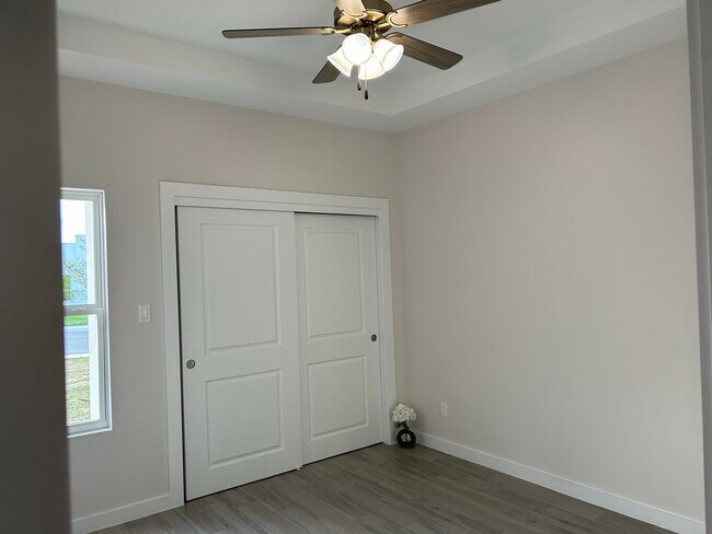 Building Photo - 1411 Los Estribos Dr