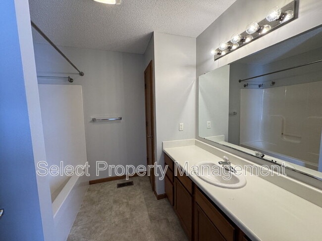 Building Photo - 829 Willen Ln