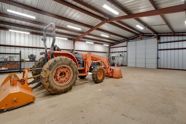 Building Photo - Spacious 3 Bed, 2 Bath Home with Acreage, ...