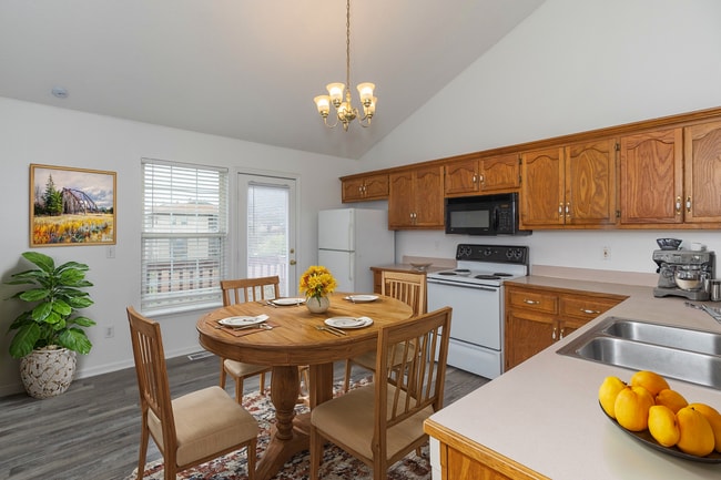 Building Photo - ****COMING SOON**** 3 Bedroom Townhome nea...