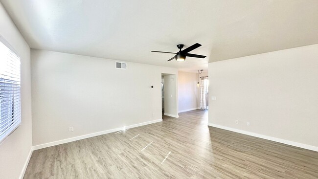 Building Photo - Darling Upstairs Unit Condo in Private HOA...