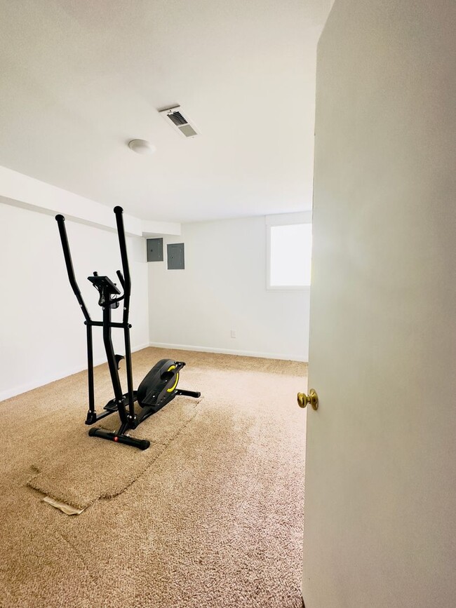 Building Photo - 104 Stratford Ct