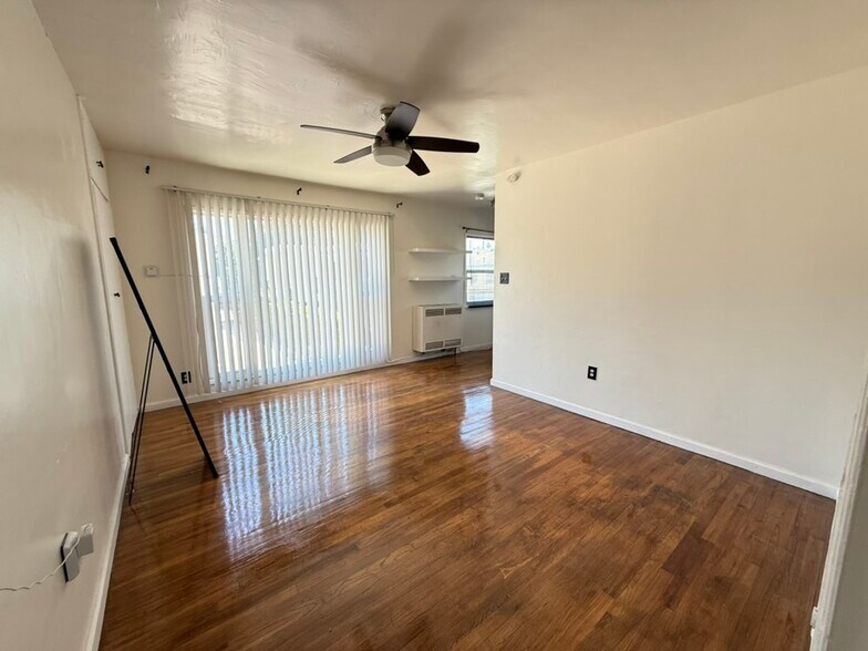 Building Photo - 1327 N Orange Dr