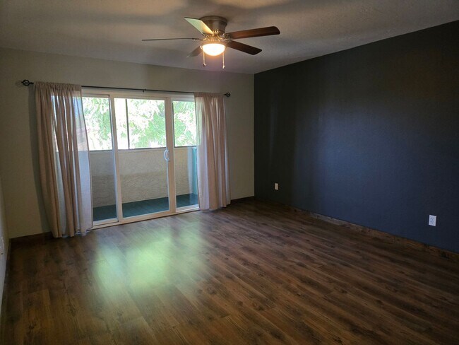 Building Photo - Beautiful two story, 3 bed, 1 full bath, 2...