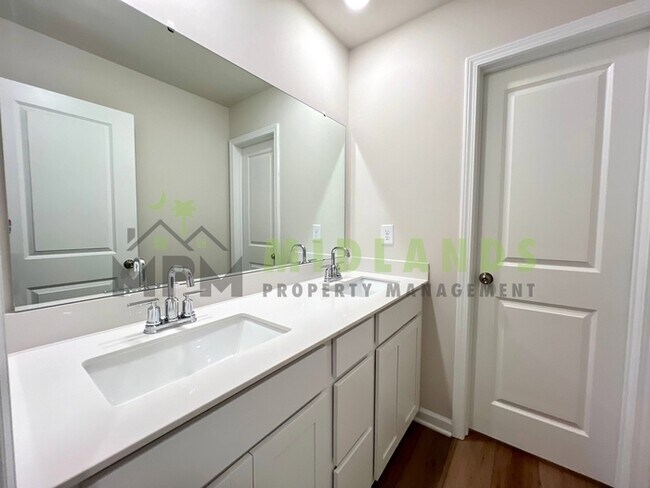 Building Photo - 142 Parkwood Ct