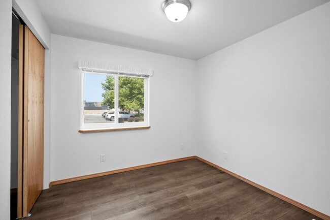 Building Photo - Brand New University District Home - Conve...