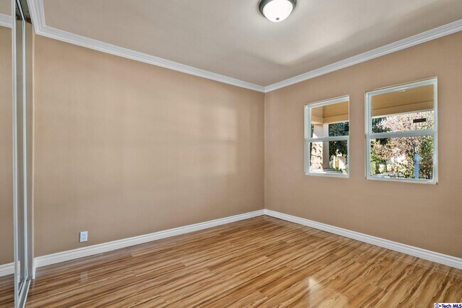 Building Photo - 666 W Lexington Dr