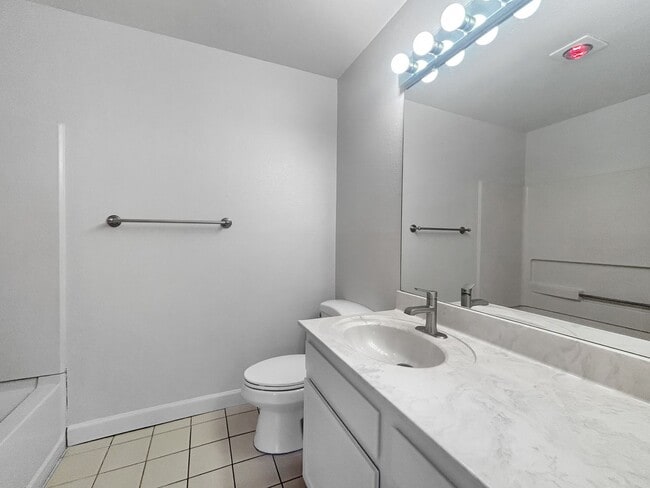 Building Photo - Stunning 2BD/1BA W/ In-Unit laundry, AC, and Reserved Parking in North Park!