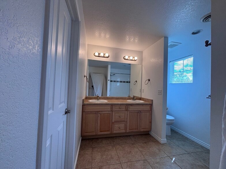 Building Photo - 3670 Paonia St