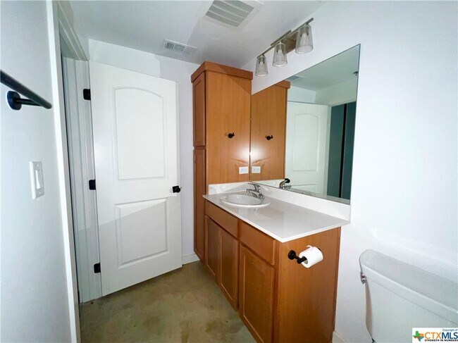 Building Photo - 301 N LBJ Dr