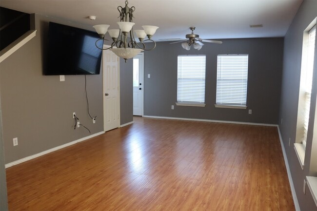 Building Photo - 7007 Woodridge Square Dr