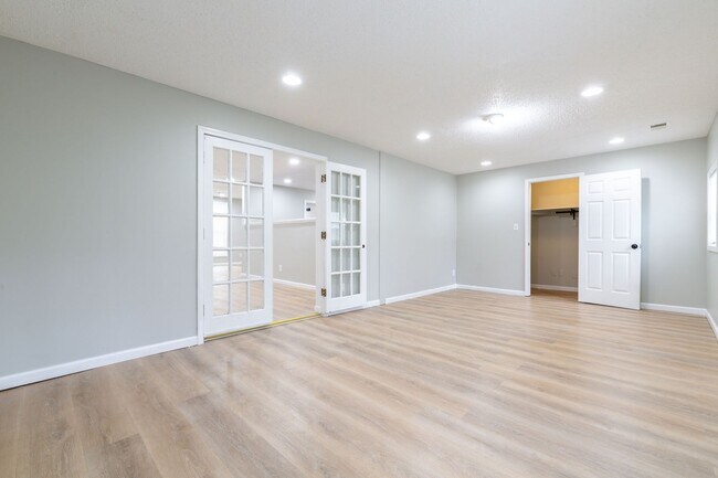 Building Photo - 1000 Rampart Pl