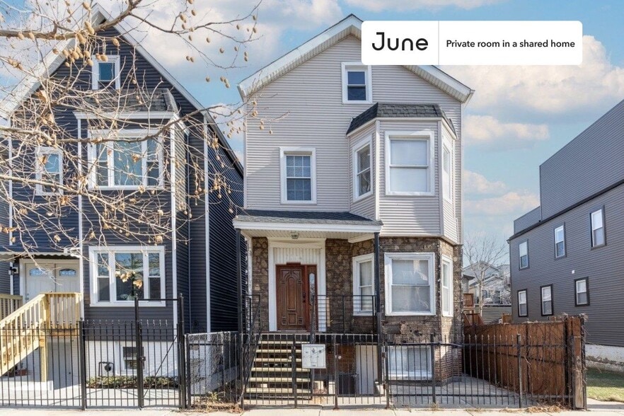 Building Photo - Room in Shared 3 bed/1 bath home in Logan Square