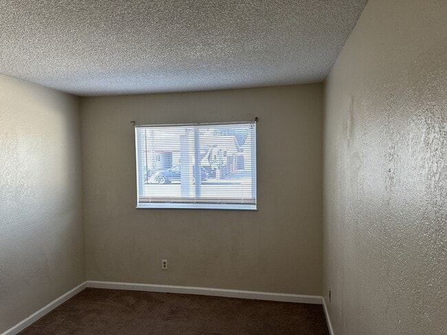 Building Photo - MANTECA 3 BEDROOM 2 BATH HOME