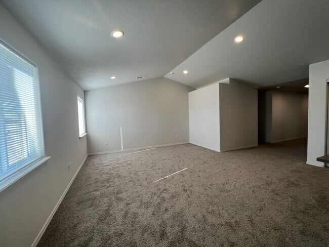 Building Photo - Modern 3 Bed 2 Bath!! Covered Patio!!