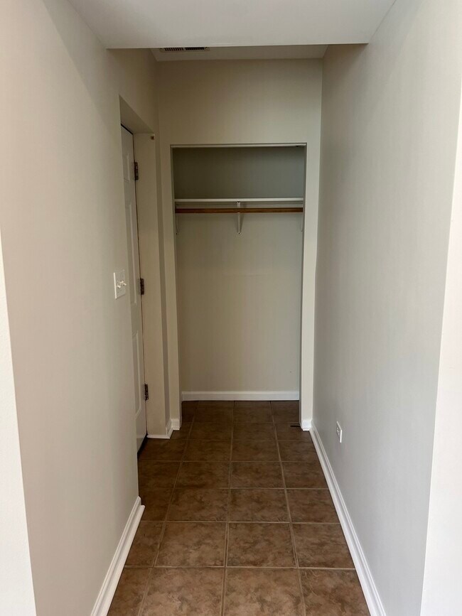 Building Photo - 4822 W Berteau Ave