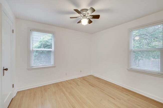 Building Photo - Charming 4 Bed, 2.5 Bath Brick Bungalow in...