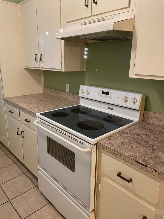 Building Photo - 2 bedroom duplex!  2 bath, 2 car carport