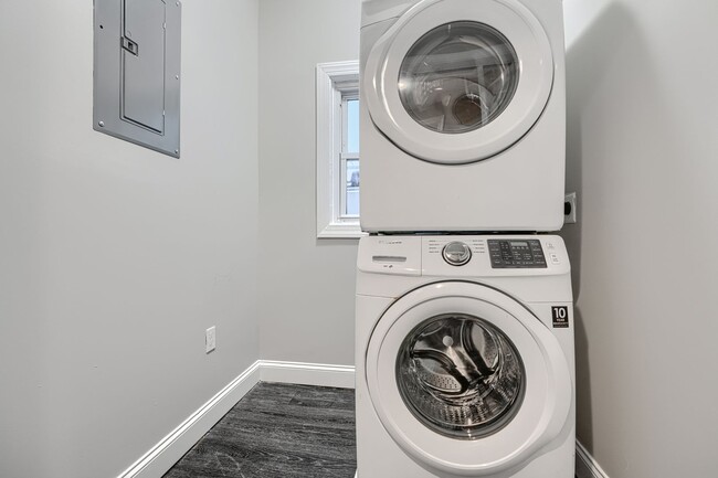 Building Photo - 4012 Fernhill Ave