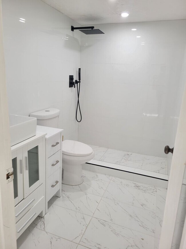 Building Photo - Beautifully renovated 2/2 condo in gated community