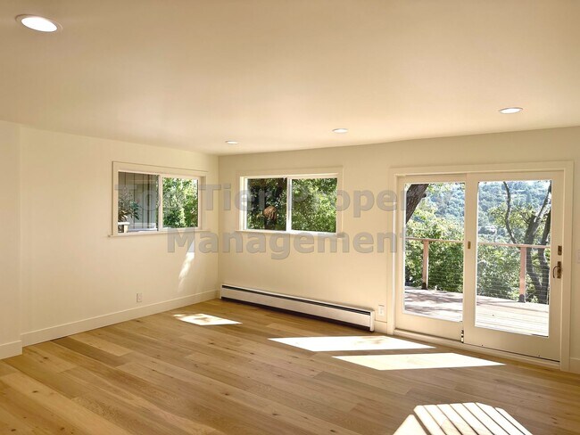 Building Photo - Beautifully Remodeled 4 Bedroom / 3 Bath /...