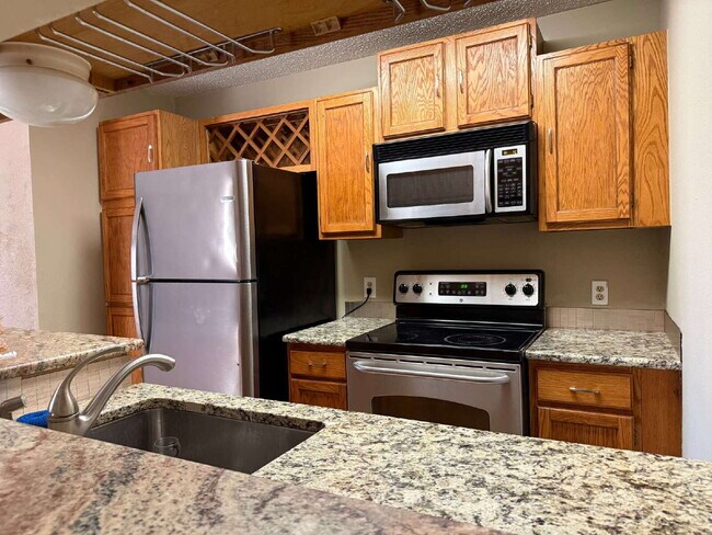 Building Photo - Private Condo Close to the Medical Center