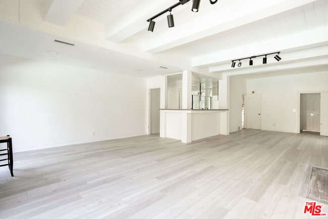 Building Photo - 508 N Canon Dr