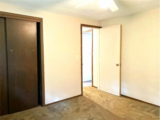 Building Photo - 980 N Overlook Dr