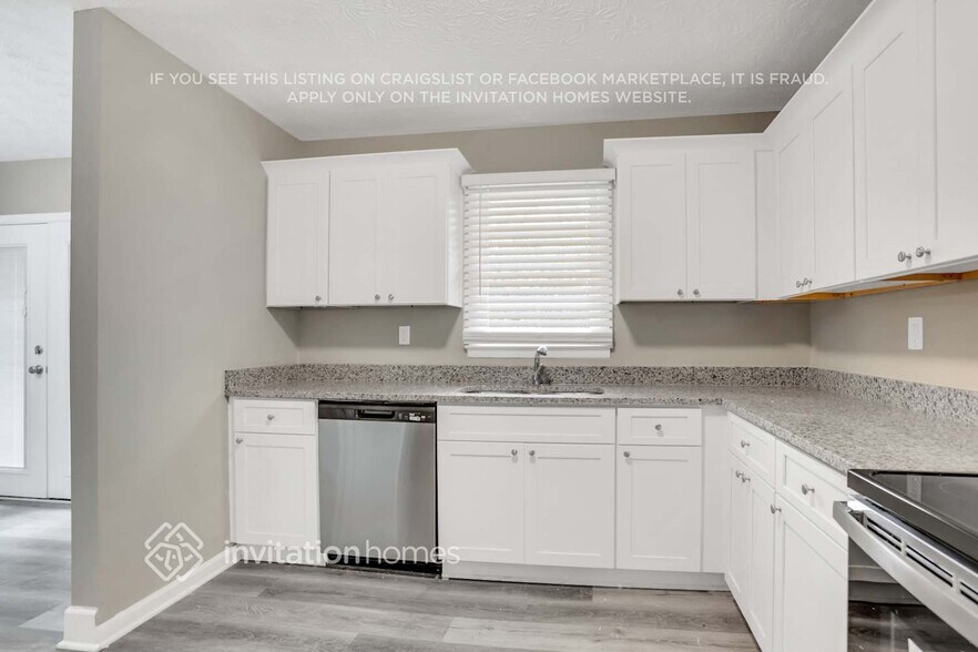 Building Photo - 3724 Manhattan Dr