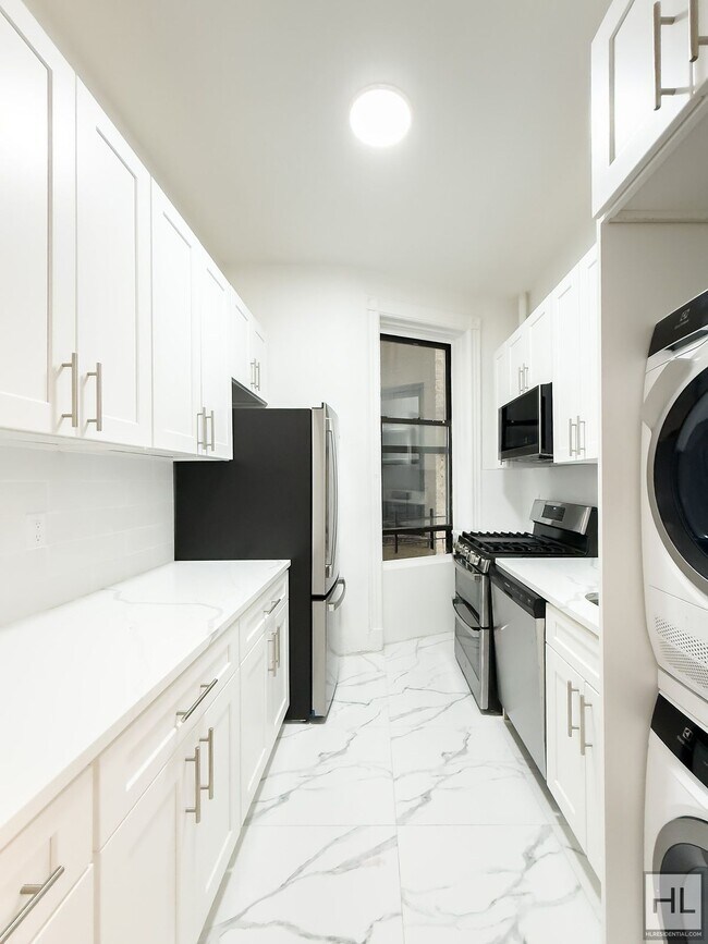 Building Photo - Massive Fort Greene 3-Bed 1-Bath / In Unit W&D / 2-Blocks to Fort Greene Park