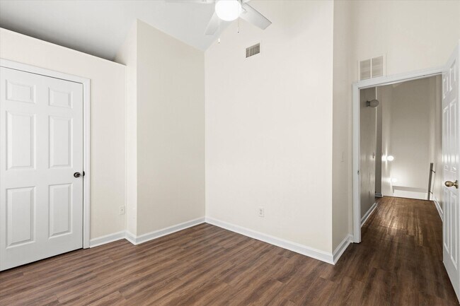 Building Photo - 735 Putnam Dr