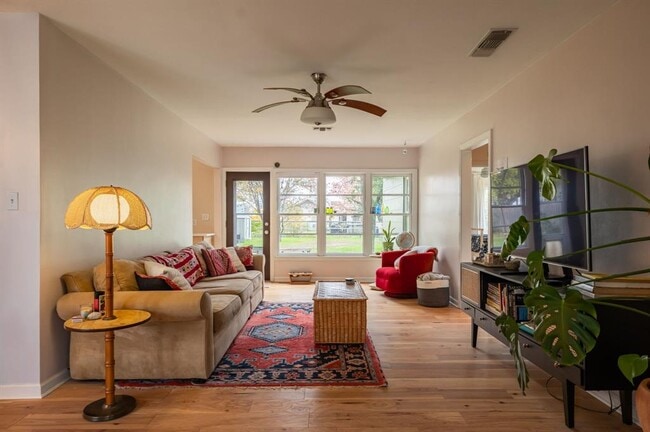 Building Photo - 503 Provines Dr