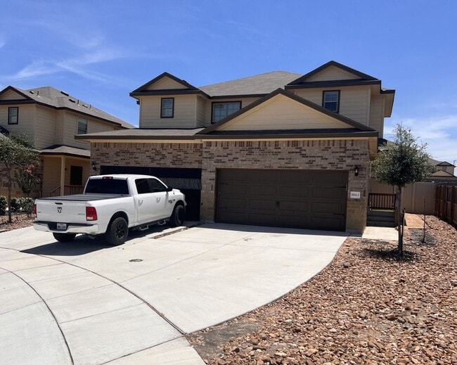 Building Photo - Move-In Ready Luxury Duplex in Converse!
