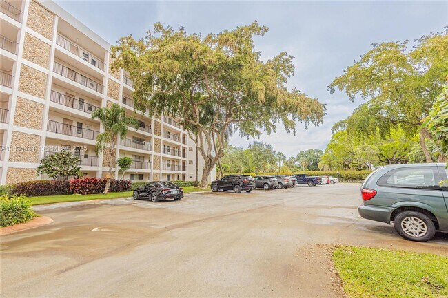 Building Photo - 2751 N Palm Aire Dr