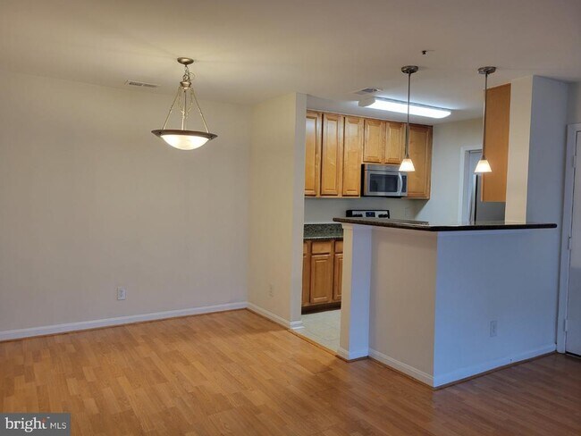 Building Photo - 3178 Summit Square Dr