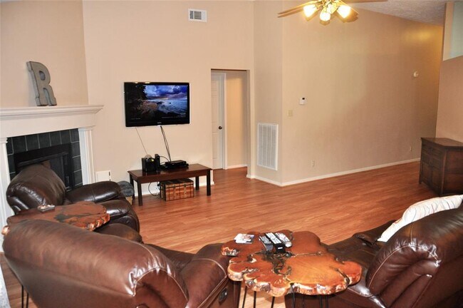 Building Photo - 1002 Abbott Dr