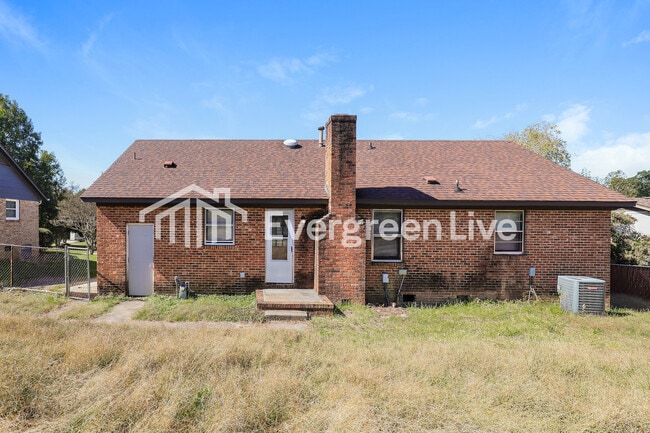 Building Photo - 1404 Larchmont Dr