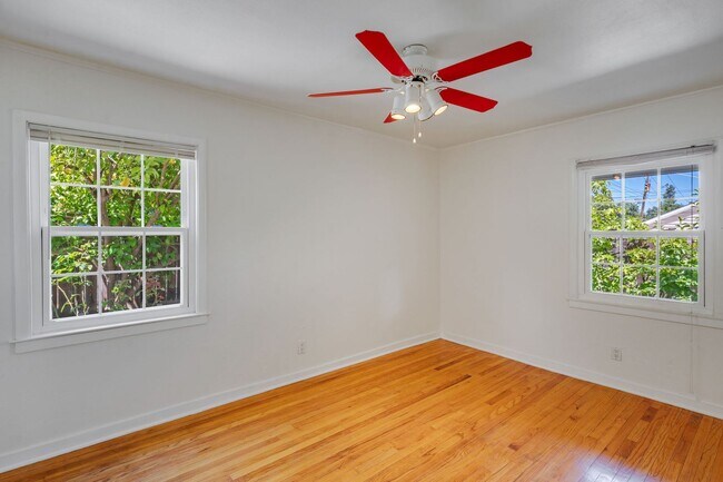 Building Photo - Private 2-Bedroom Fair Oaks Duplex with Gated Driveway & Garage!