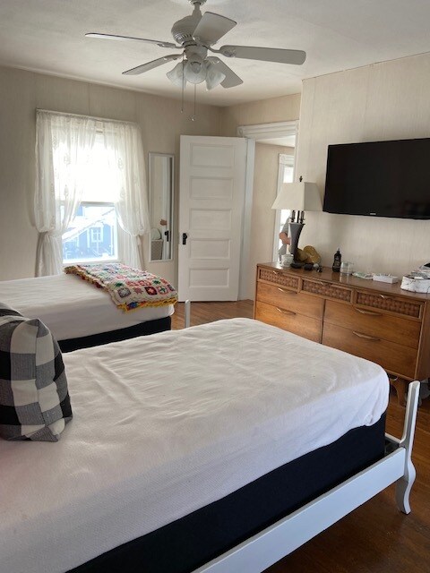 Replaced twin beds with 1 queen bed. - 16 Rustcraft Rd